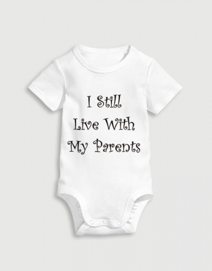 λευκό παιδικό φορμάκι με στάμπα Still live with my parents