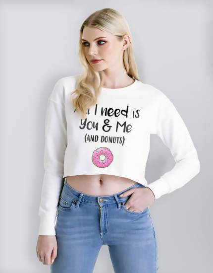Girlie Cropped Sweat με στάμπα All i need is you & me (and donuts)