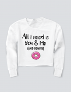 Girlie Cropped Sweat με στάμπα All i need is you & me (and donuts)