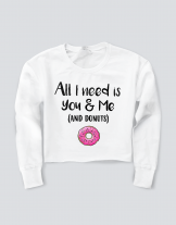 Girlie Cropped Sweat με στάμπα All i need is you & me (and donuts)